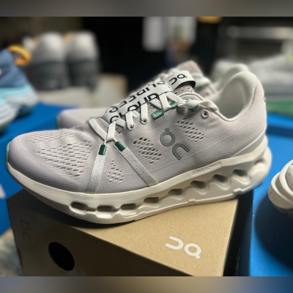 New in Box Women’s On Cloud Shoes Size 8 White Cloudsurfer